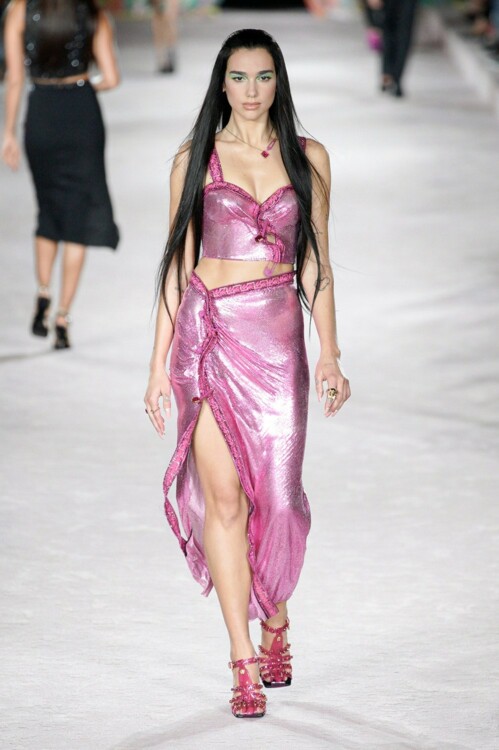 Дуа Липа во время показа Versace на Неделе моды в Милане