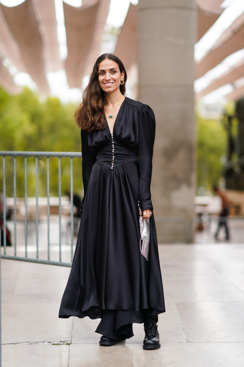 Длинное черное платье стритстайл фото осень 2020 фото