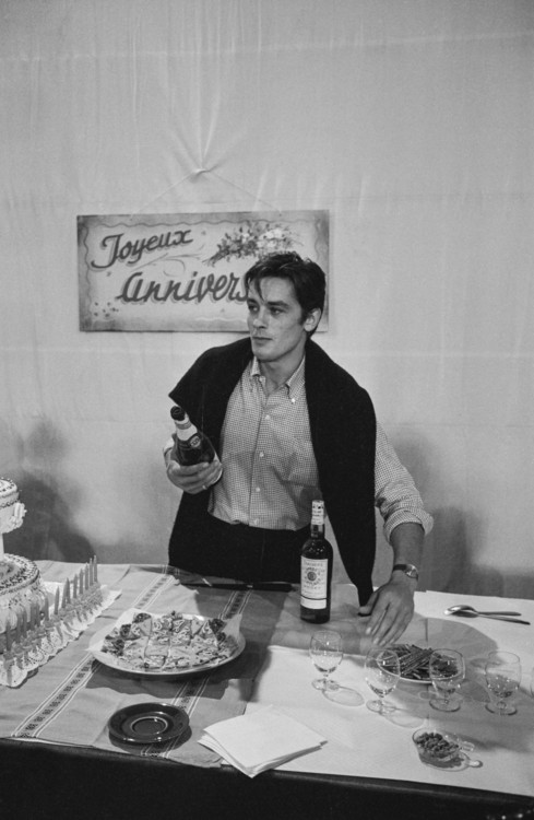Ален Делон святкує своє 28-річчя під час знімань фільму Les Félins, 1963 року, Франція