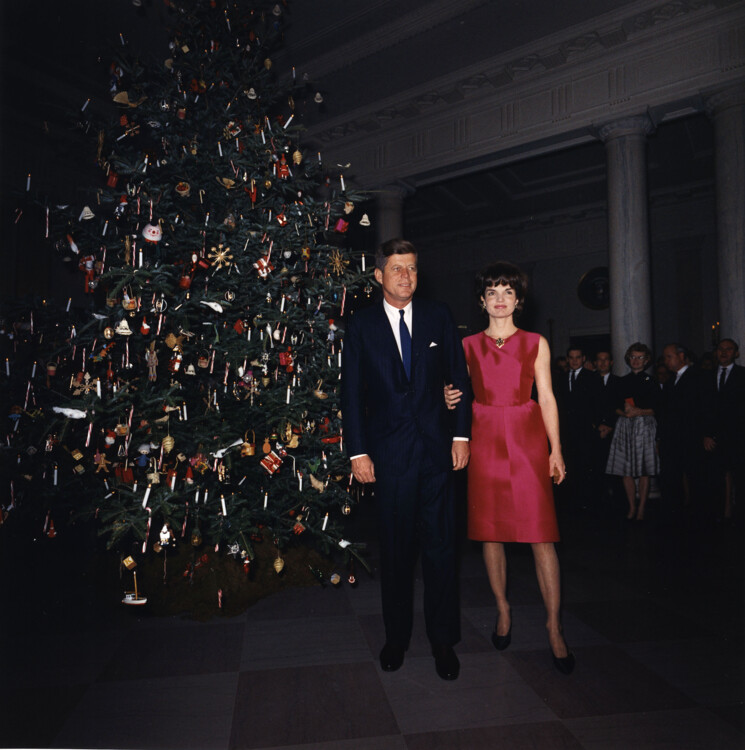 Президент Джон Ф. Кеннеди и его жена Жаклин Кеннеди на рождественской вечеринке в Белом доме в декабре 1962 года