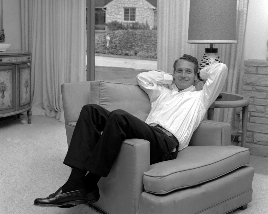 Пол Ньюман отдыхает в своем доме в Беверли-Хиллз, 1962