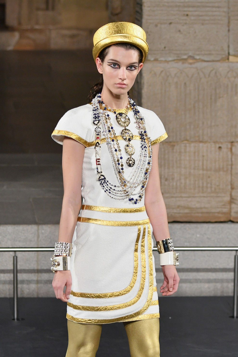 5c08de1956429 - Взгляд Клеопатры: макияж на показе Chanel Pre-Fall 2019