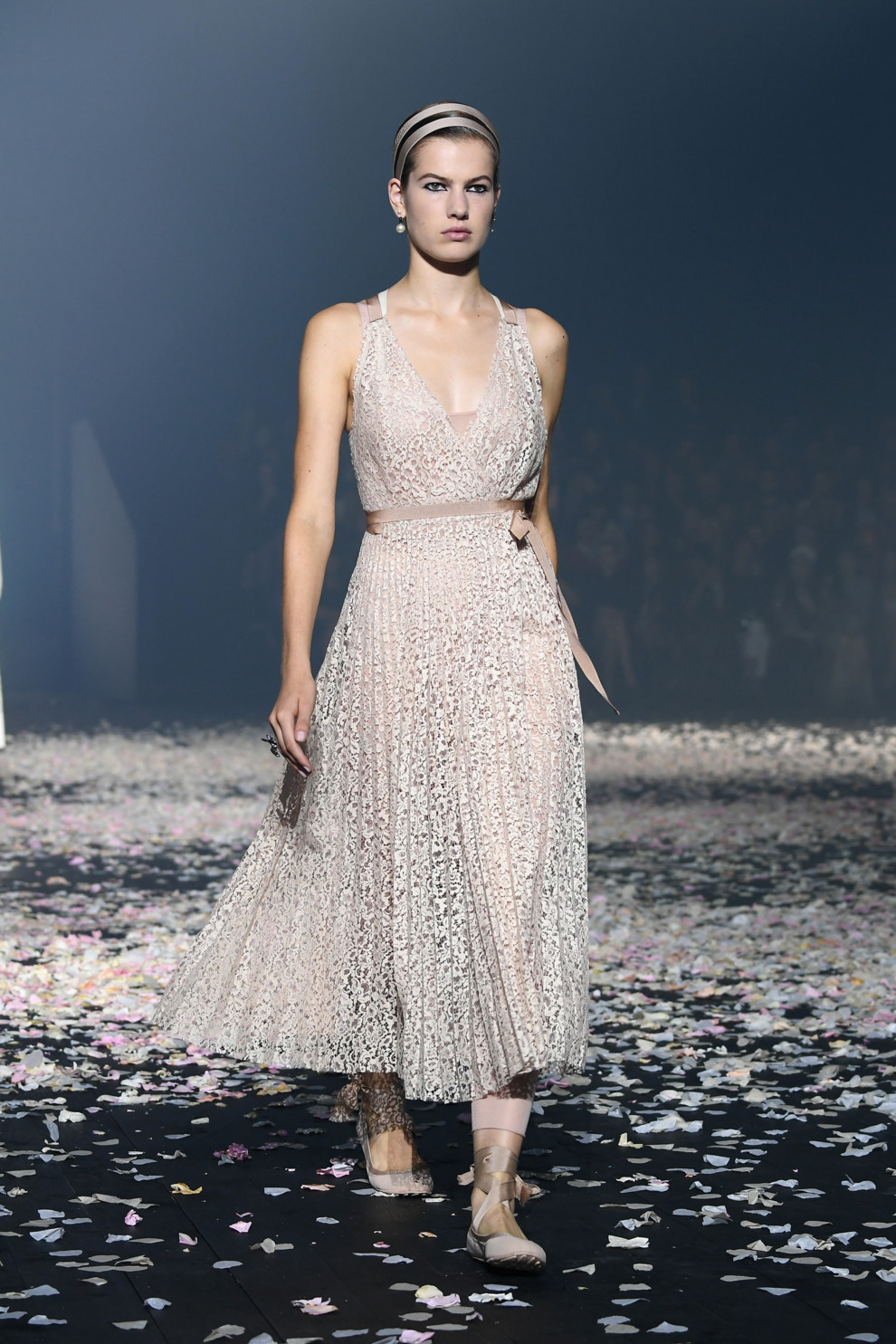 5ba8ff2e54516 - Старт Недели моды в Париже: Christian Dior весна-лето 2019