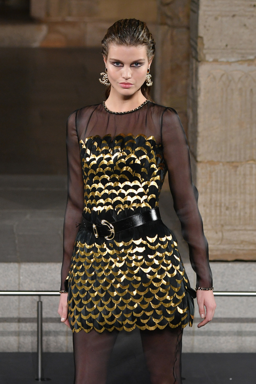 5c08de49aea8b - Взгляд Клеопатры: макияж на показе Chanel Pre-Fall 2019