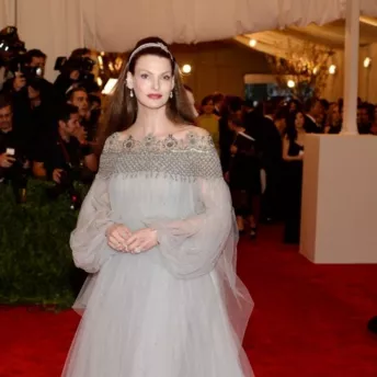 Линда Евангелиста рекламирует новое тональное средство Dolce & Gabbana