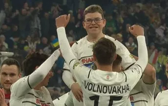 12-річний хлопець, що вибрався з Маріуполя, забив переможний гол за клуб «Шахтар» у благодійному матчі