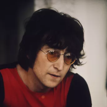 Одягнений, як лондонський денді: 5 модних заповідей Джона Леннона
