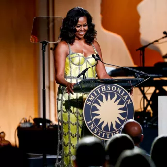 Несподівано: Мішель Обама в лимонній сукні Schiaparelli