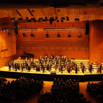 Kyiv Symphony Orchestra виступив у темряві в Німеччині, щоб привернути увагу до України