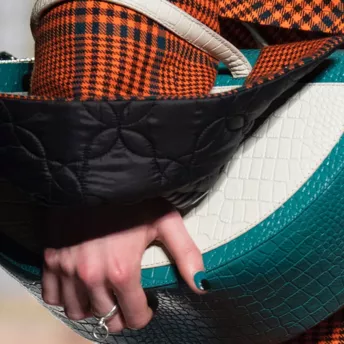 35 наймодніших сумок на Тижні моди в Лондоні