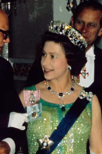 12 вбрань Єлизавети II, які можуть з'явитися в серіалі «Корона»
