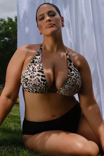 Любов до себе: модель Ешлі Грем знялася в рекламі купальників після пологів