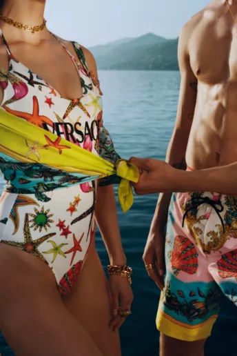На відпочинок: нова колекція купальників Versace