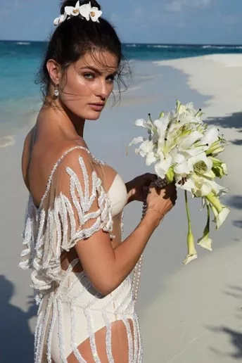 Прозрачное платье и купальник: свадьба супермодели Изабели Фонтана