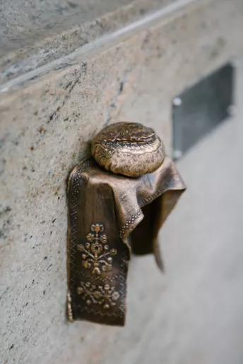 На фасаді Fairmont Grand Hotel Kyiv відкрили скульптуру паляниці