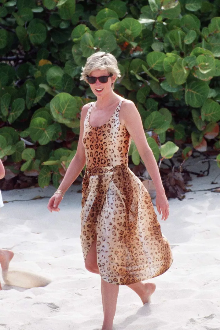 Принцесса Диана на пляже в леопардовом платье и солнцезащитных очках.