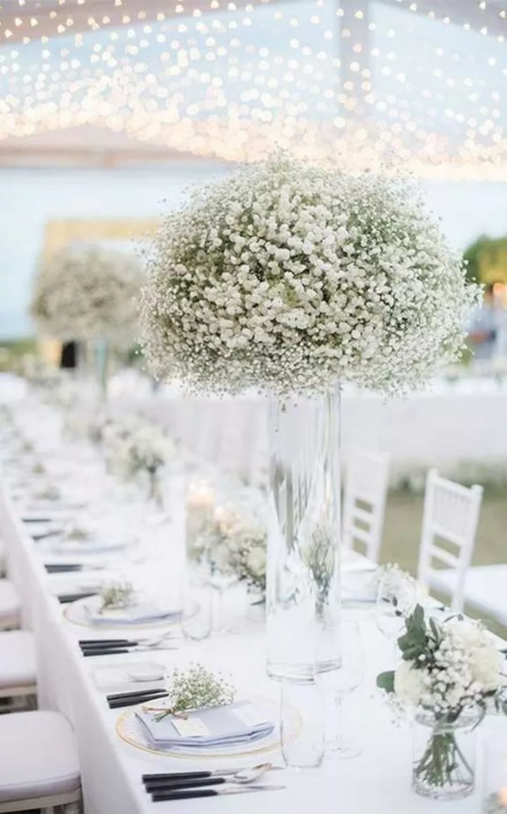 Элегантный свадебный стол оформленный в белых оттенках.