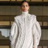 Белое вязаное платье – идеальный выбор для холодной погоды