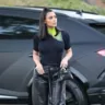 Ким Кардашьян примерила самые модные брюки осени