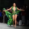 Возвращение легенды: Дженнифер Лопес закрыла шоу Versace