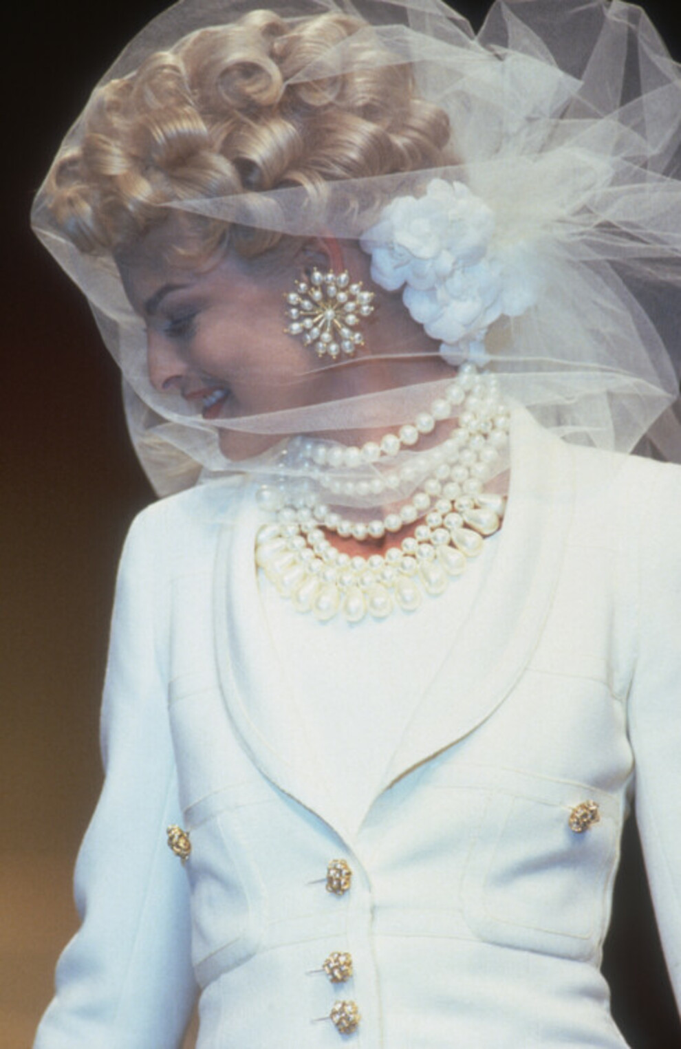 Линда Евангелиста во время показа Chanel Haute Couture весна-лето 1991