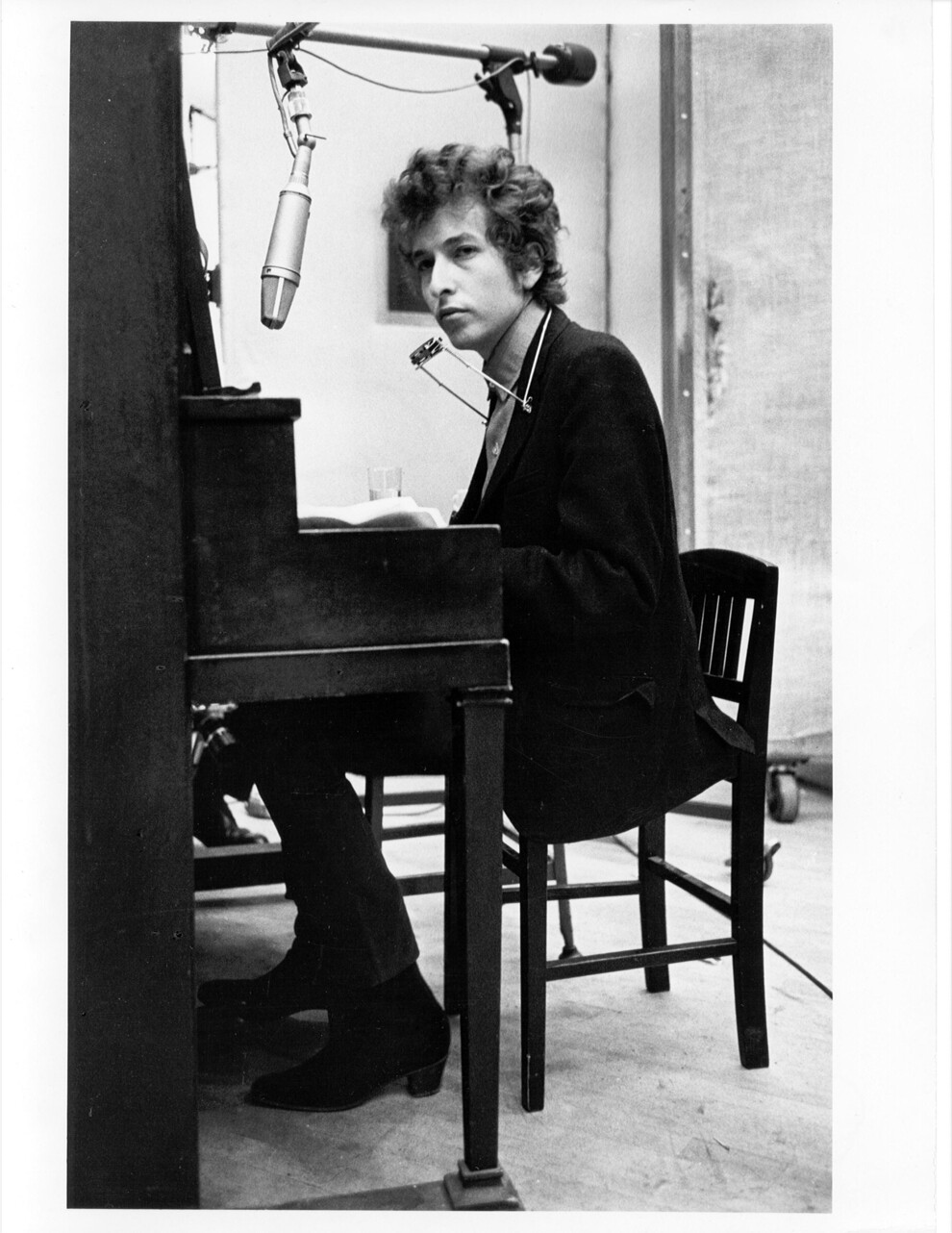 Боб Дилан играет на пианино во время записи своего альбома Highway 61 Revisited, 13-15 января 1965 года в студии A Columbia в Нью-Йорке