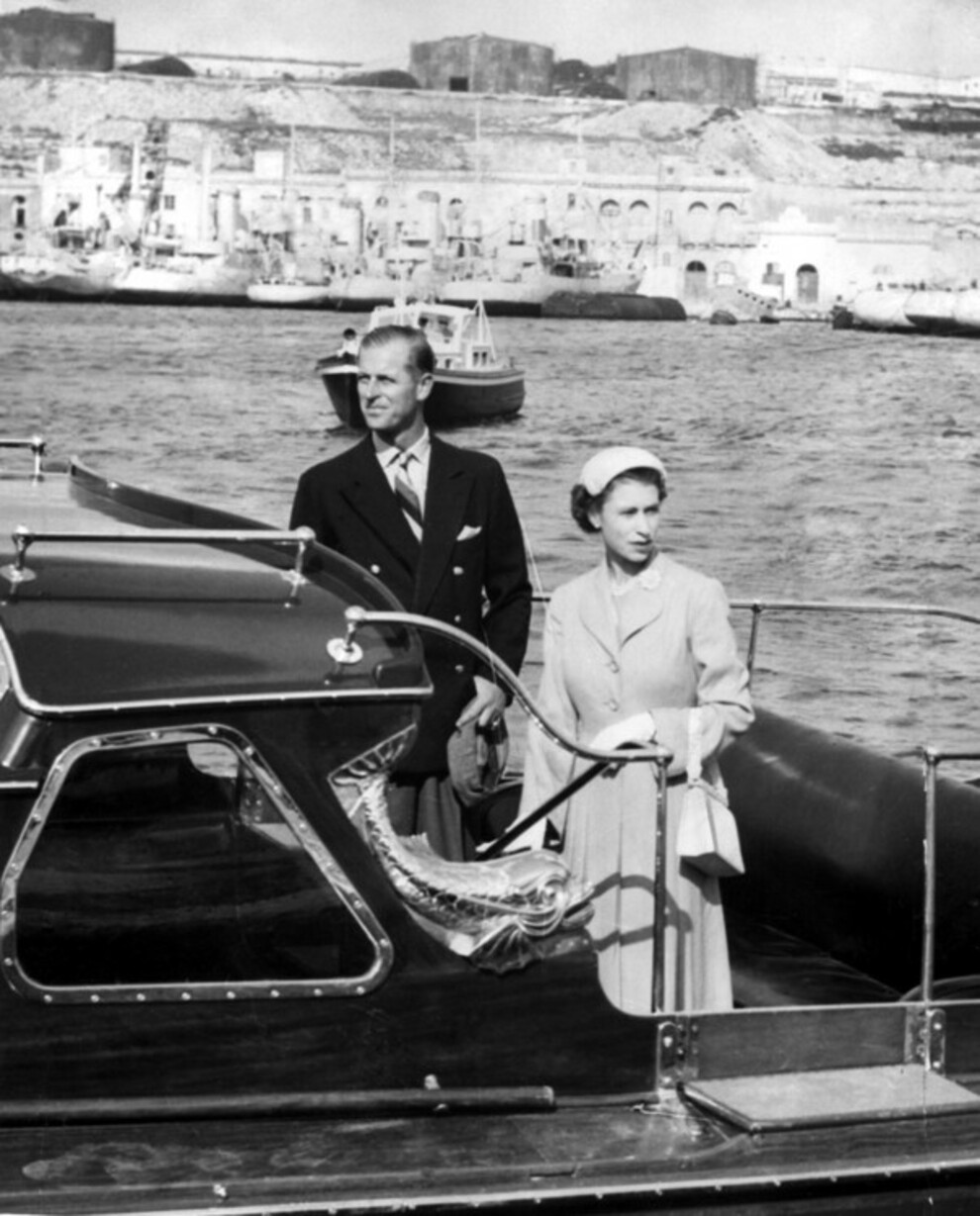 Елизавета II и принц Филипп покидают гавань Мальты, чтобы отправиться на борт королевской яхты Britannia во время Королевского тура, 1950