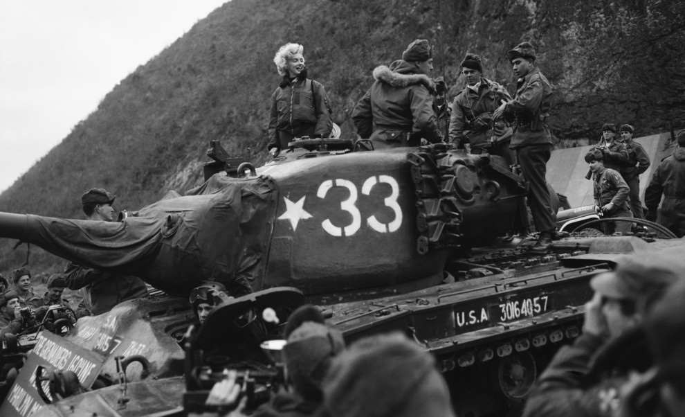 26.02.1954 — Південна Корея: Мерилін Монро під час прогулянки на одному з американських танків
