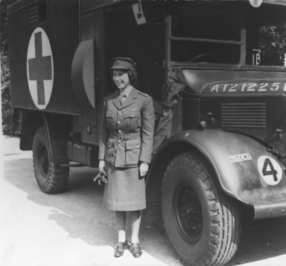 Принцеса Єлизавета стоїть біля вантажівки першої допомоги Допоміжної територіальної служби в офіцерській формі, 1945 рік