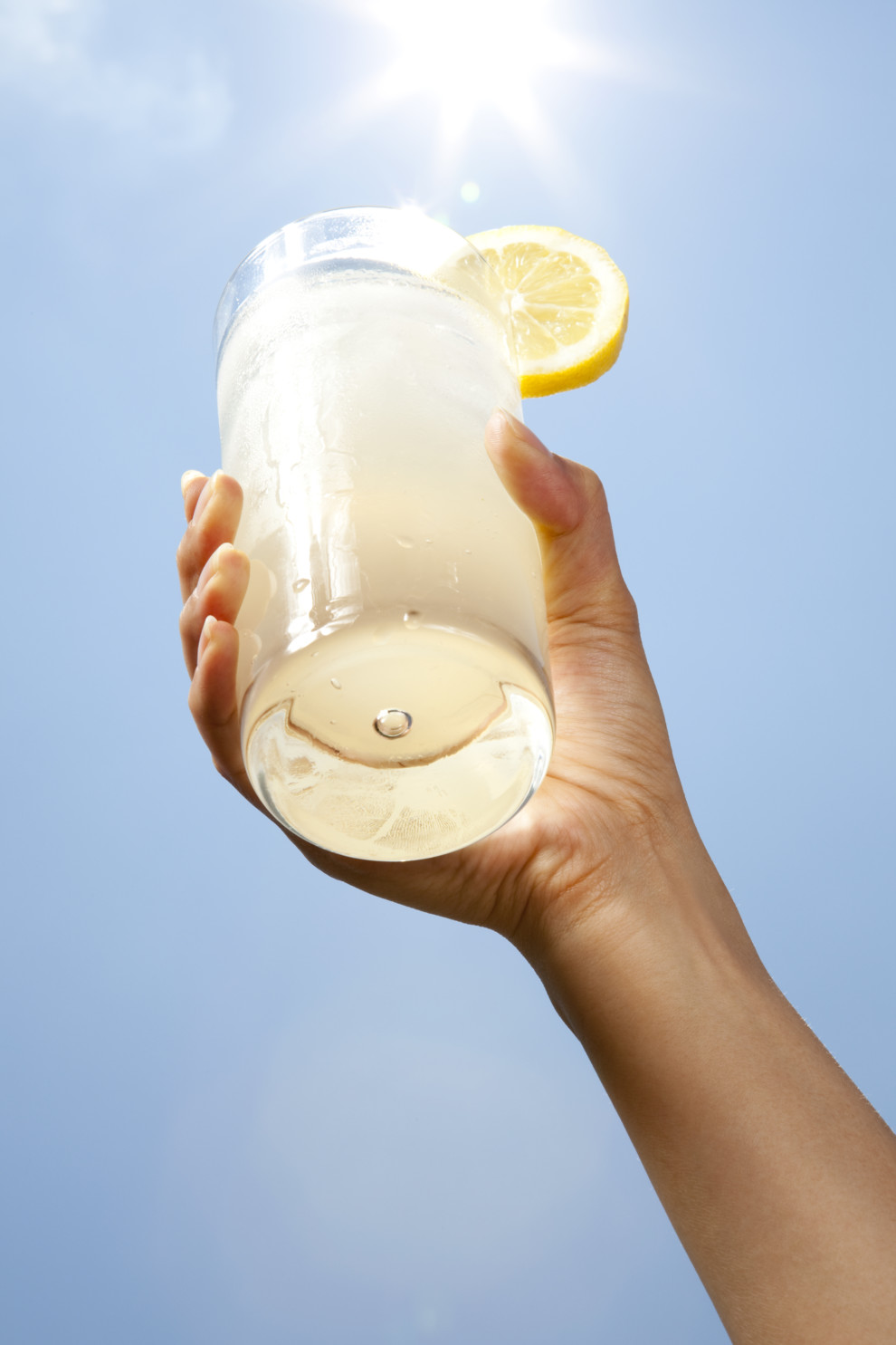 Стакан лимонада в руке - лучшее, что есть летом.