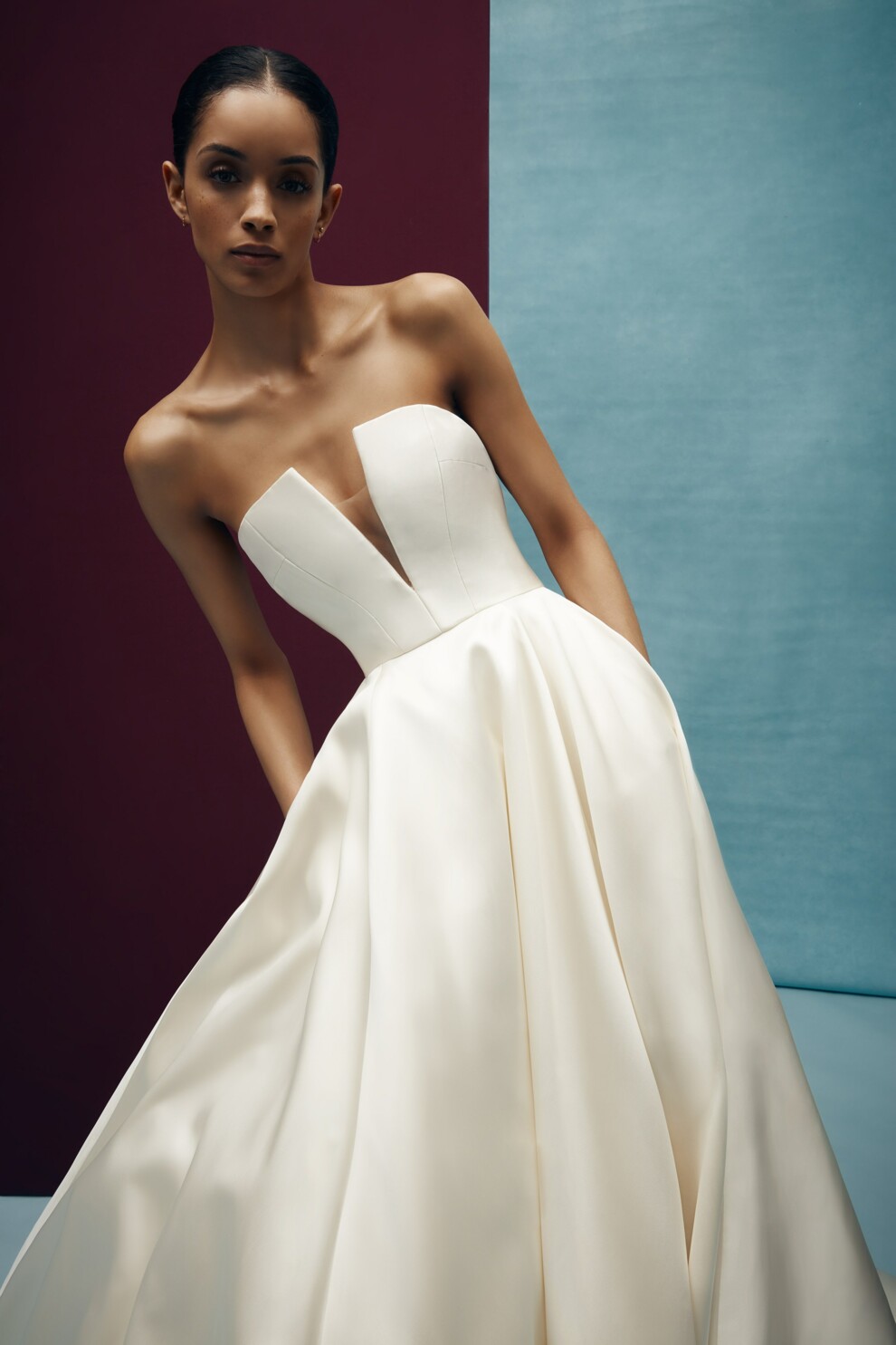 Свадебное платье с открытыми плечами в минималистичном стиле