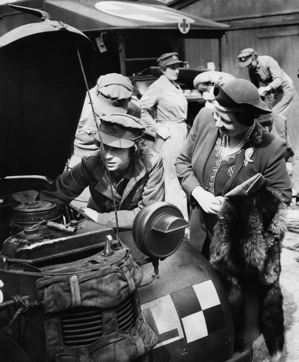 Королева Єлизавета відвідує свою доньку принцесу Єлизавету, яка проходить навчання на механіка ATS, квітень 1945 року.