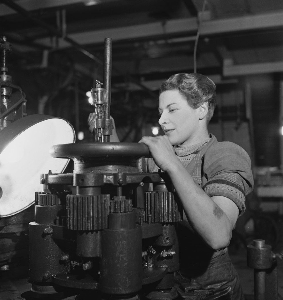 Жінка керує машиною в інженерній майстерні на консервному заводі в Англії під час Другої світової війни, 20 березня 1940 року