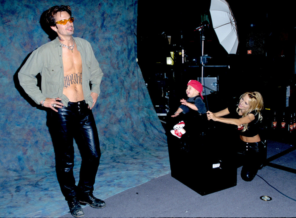 Томми Ли, Памела Андерсон и их сын Брэндон во время выступления Mötley Crüe в Голливуде, 1997