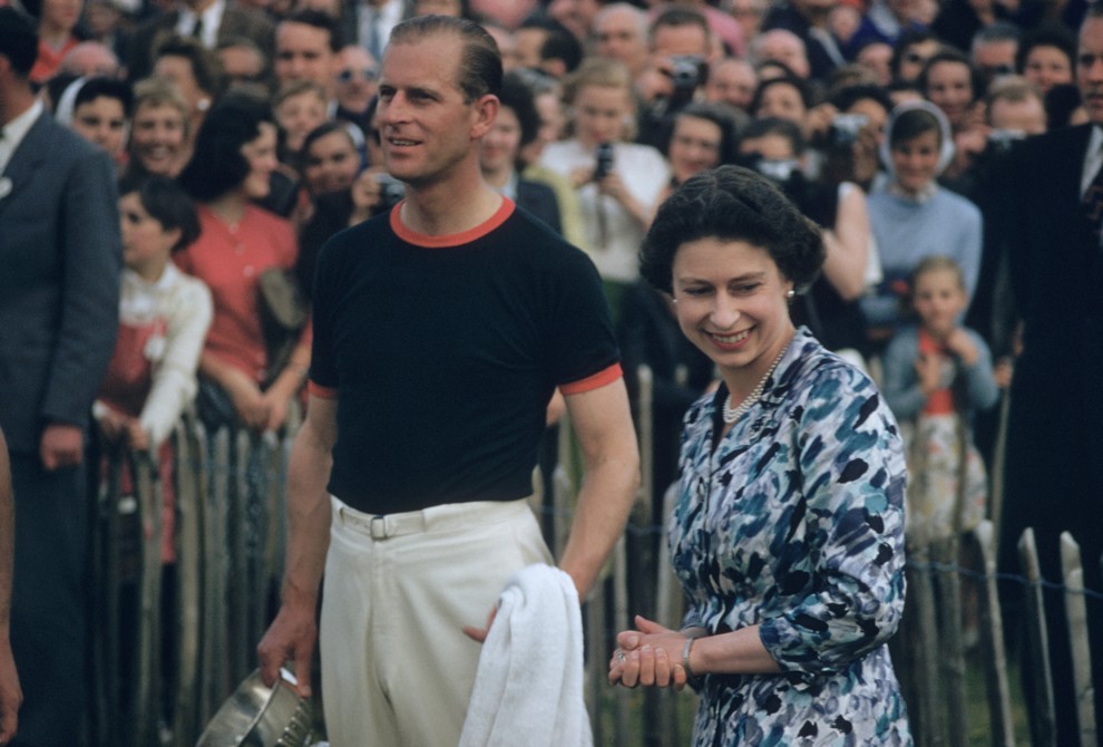 Елизавета II и Принц Филипп, капитан команды Виндзорского парка, с Кубком Виндзора после того, как его команда обыграла Индию во время турнира по поло в Аскоте, 1955