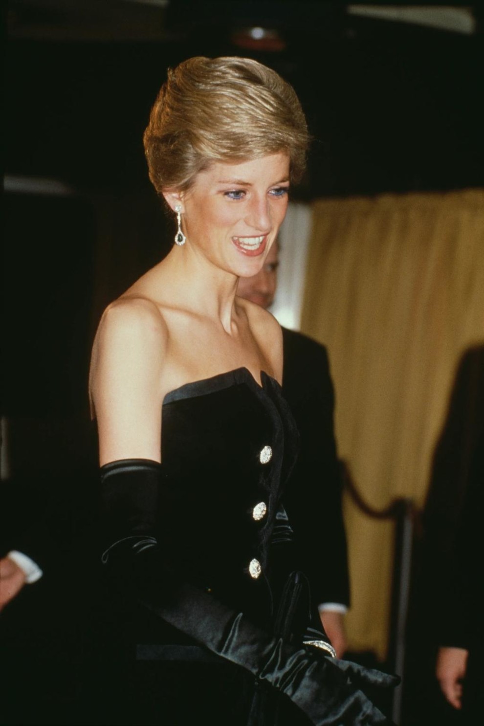 Принцеса Діана в оксамитовій сукні на прем’єрі фільму «Небезпечні зв’язки», березень 1989 року  