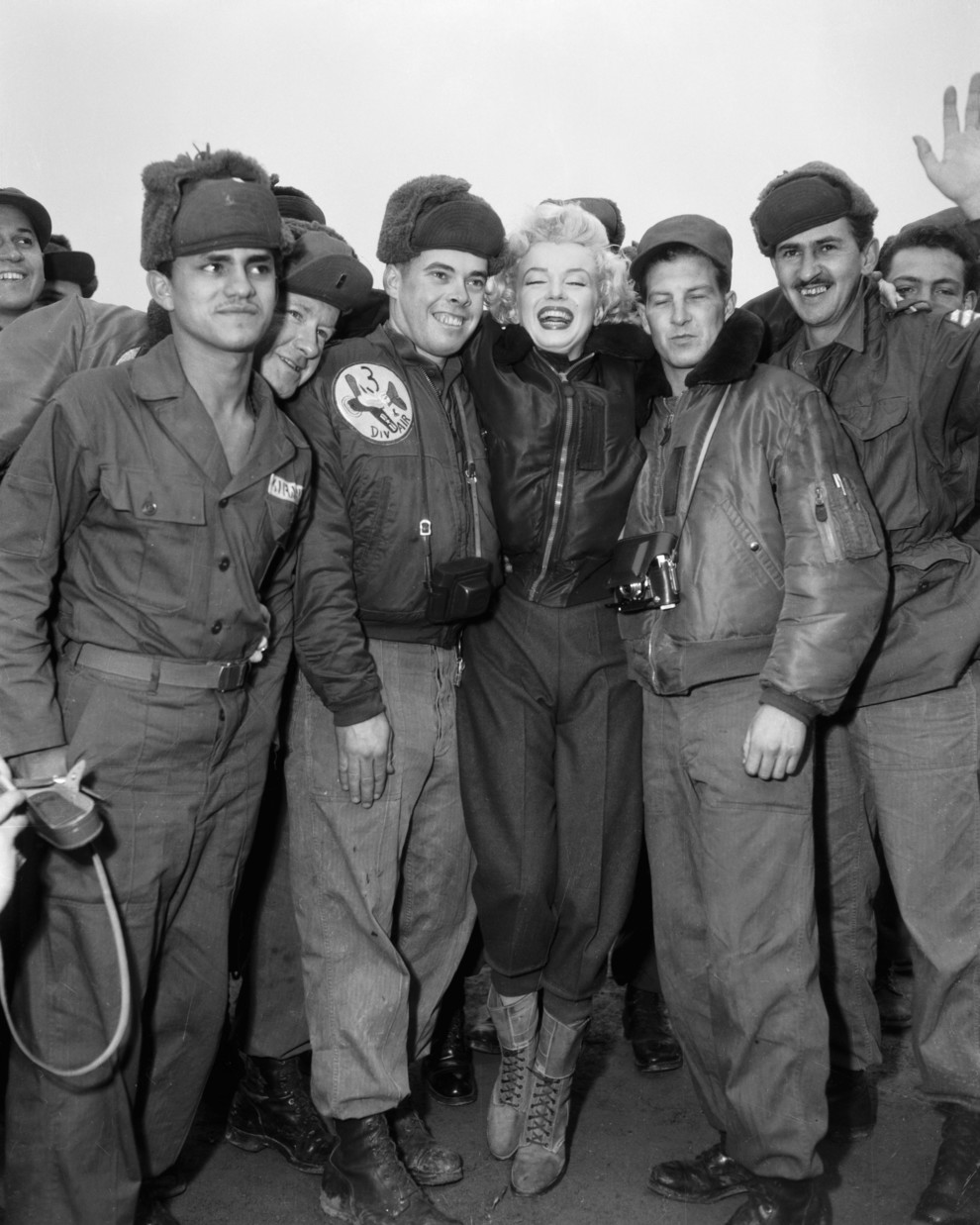 Мэрилин Монро с солдатами ВВС в летных куртка, Корея, 1954