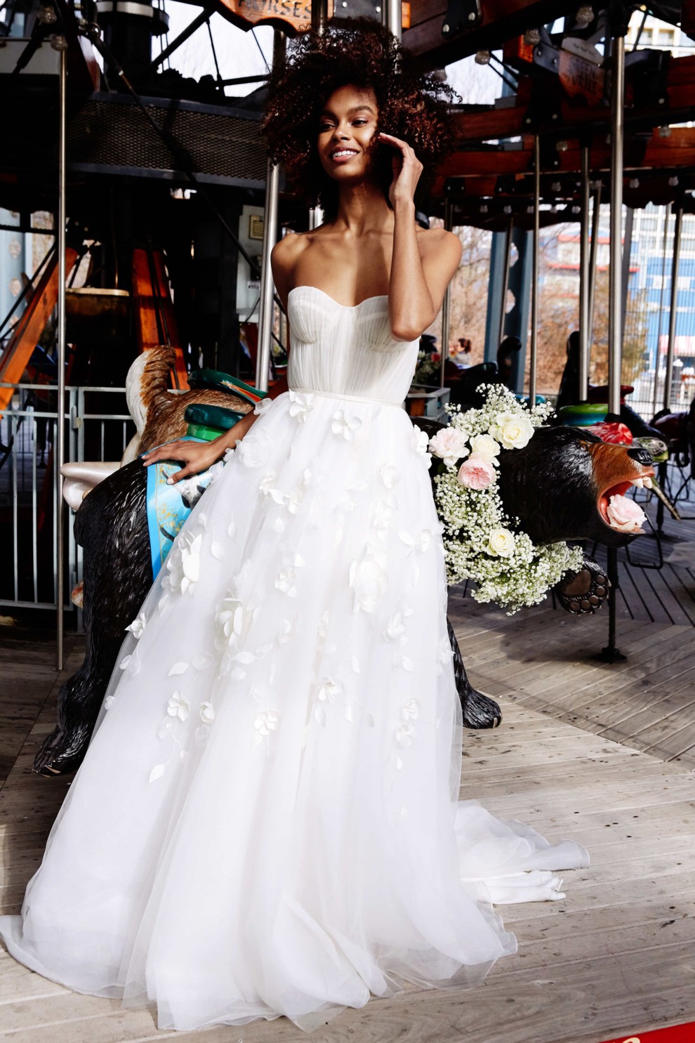 Свадебное платье с открытыми плечами  из тюля
