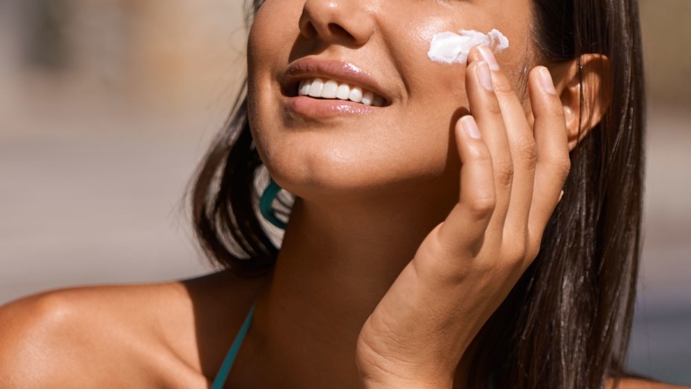 Советы экспертов: как использовать солнцезащитный крем | Vogue ...