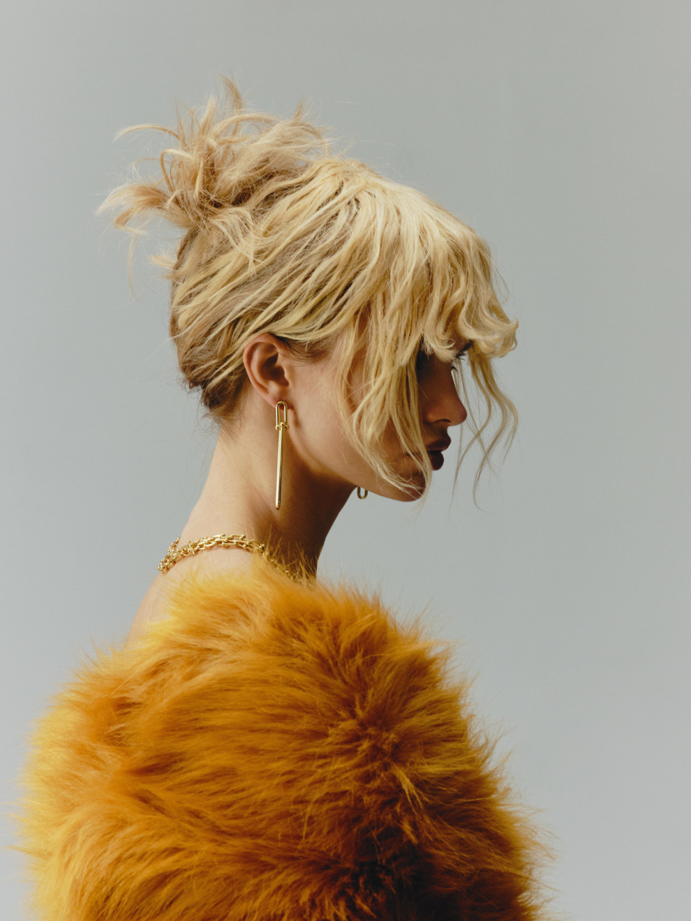 Ожерелье и серьги — Tiffany HardWear, золото; шуба — Saint Laurent (kameron.ua)