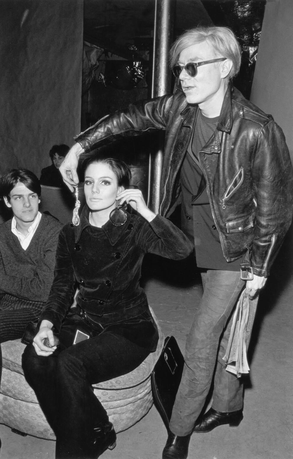 Энди Уорхол помогает Сьюзен Боттомли выбрать серьгу на съемочной площадке его фильма «Девушки из „Челси“», Фабрика, Нью-Йорк, 1967