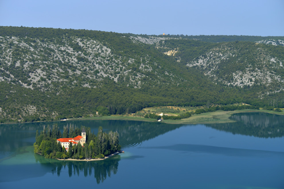 Монастырь на острове в национальном парке Крка, Хорватия.