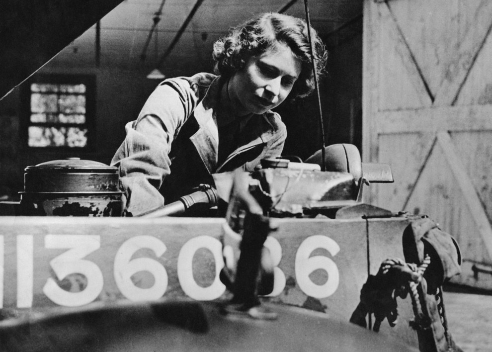 Принцеса Єлизавета навчається на механіка ATS, 1945 рік