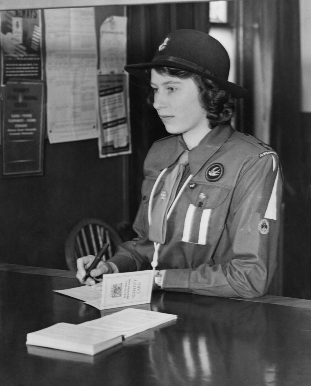 16-річна принцеса Єлизавета реєструється на військову службу, 25 квітня 1942 року