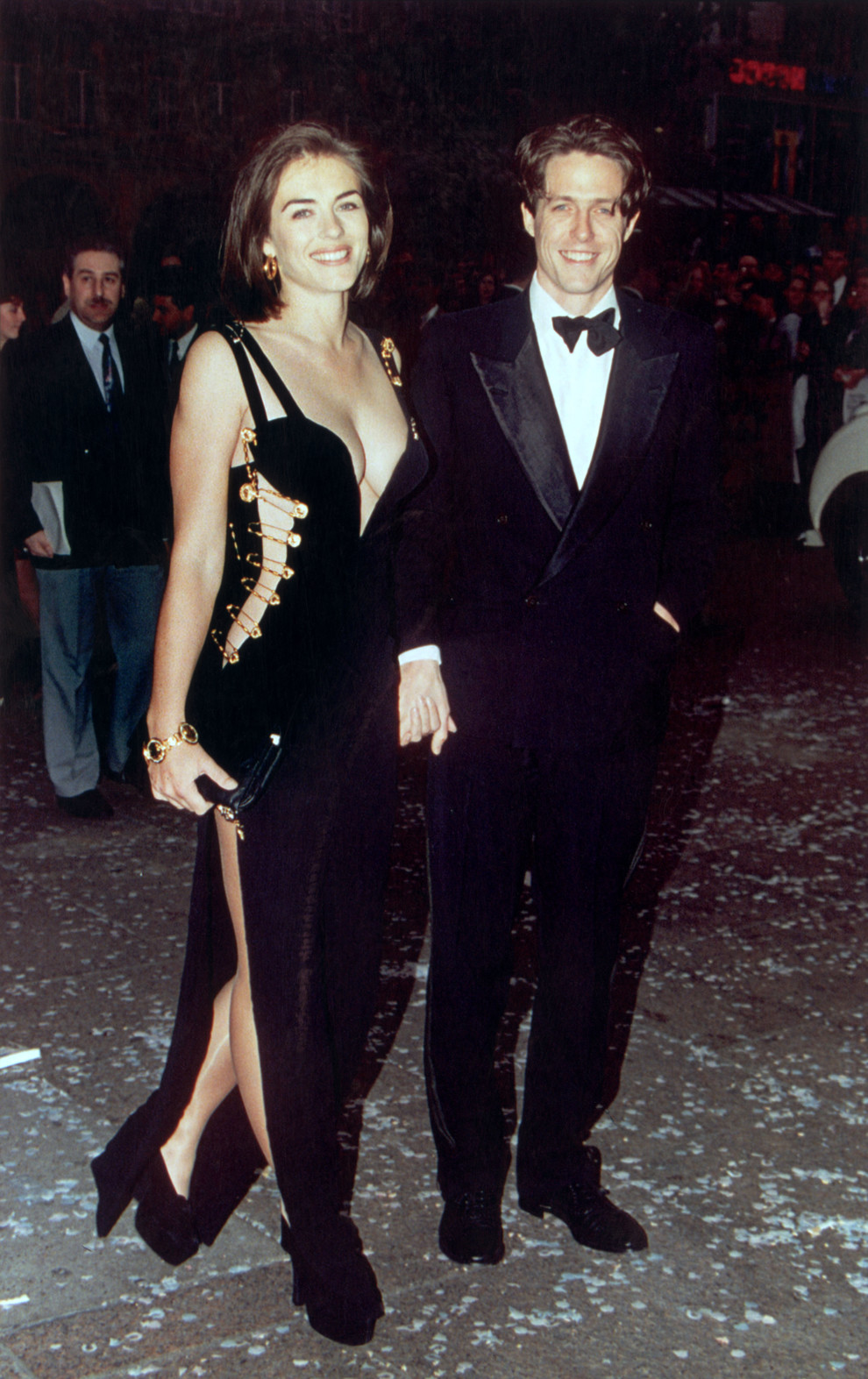 Элизабет Херли в Versace и Хью Грант на премьере фильма «Четыре свадьбы и похороны», 1994
