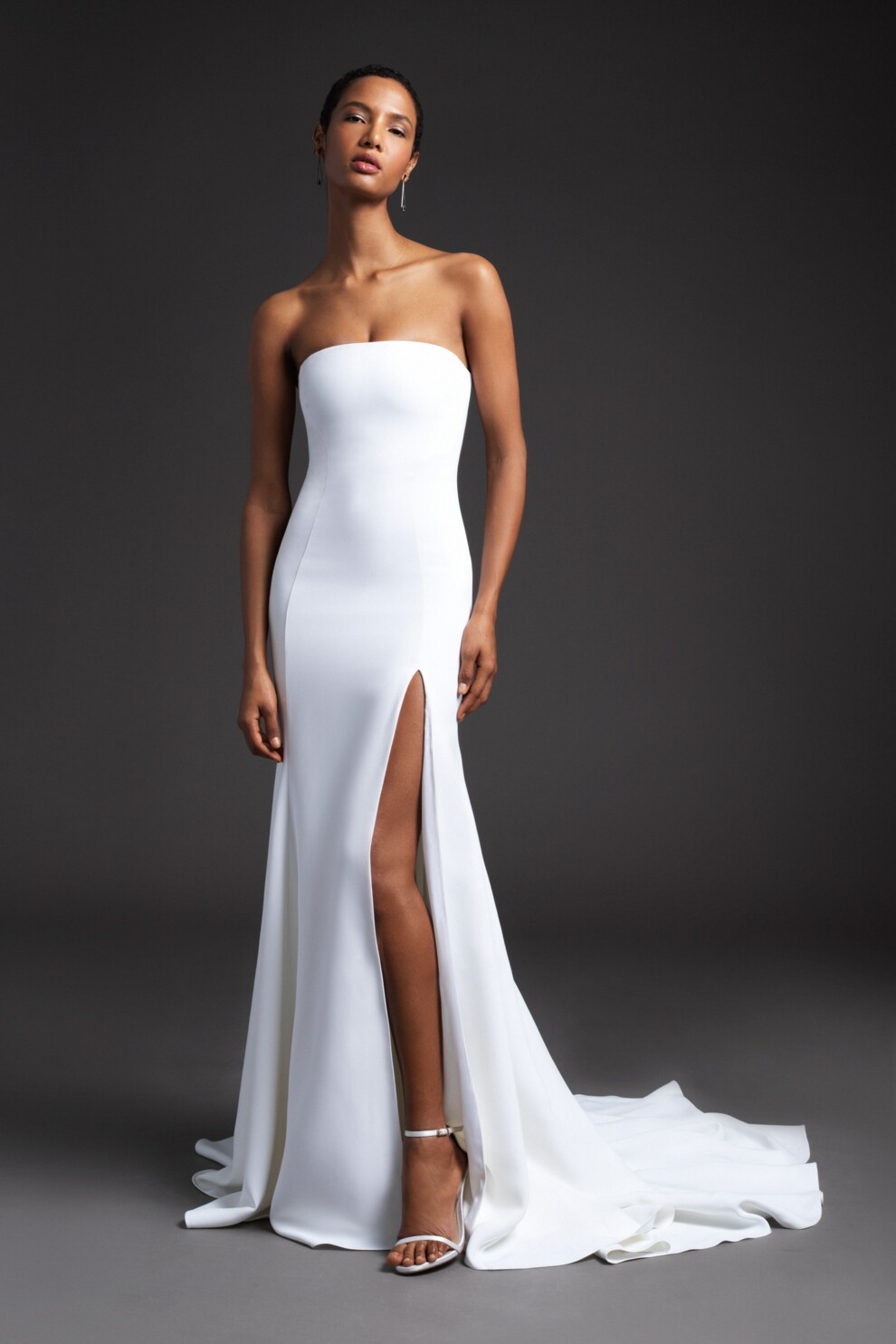 Свадебное платье с открытыми плечами в минималистичном стиле