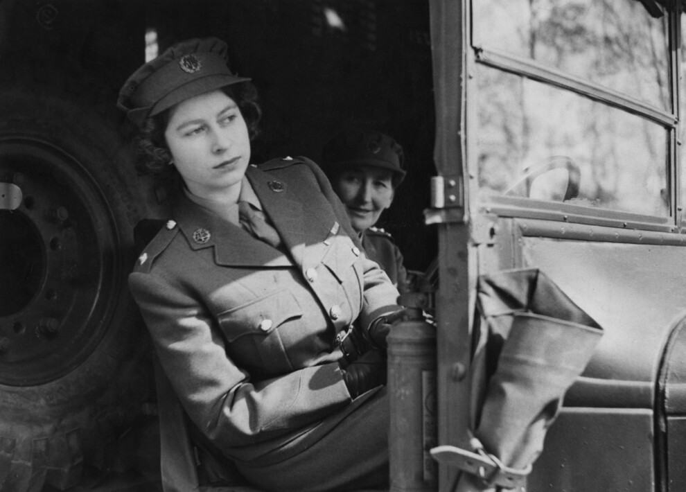 Принцеса Єлизавета керує машиною швидкої допомоги під час військової служби в ATS, 10 квітня 1945 року