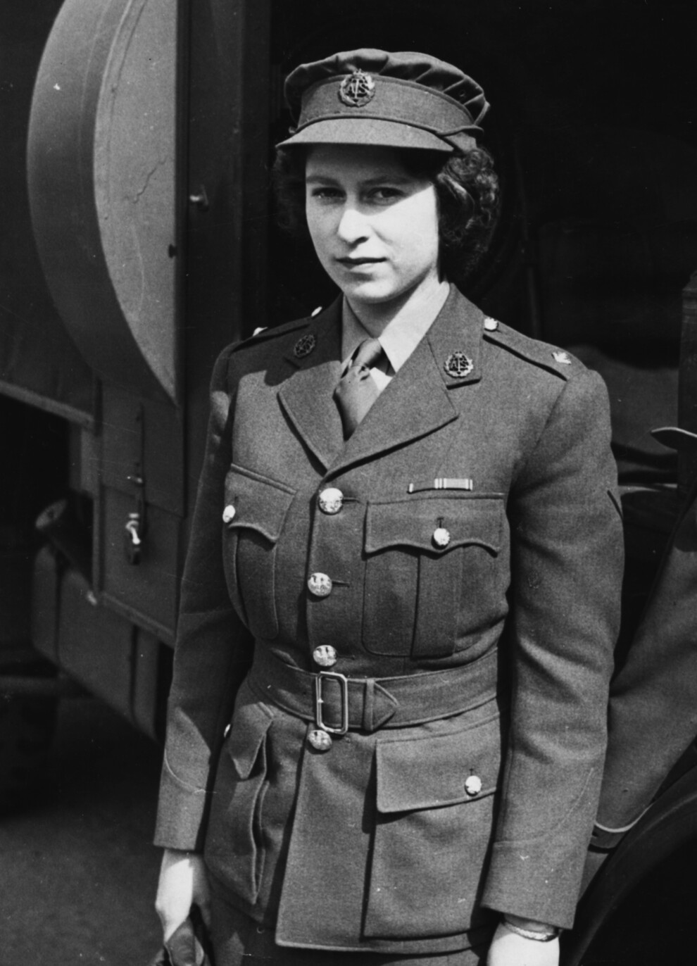 Принцеса Єлизавета в уніформі офіцерів ATS під час навчання, 1945 рік