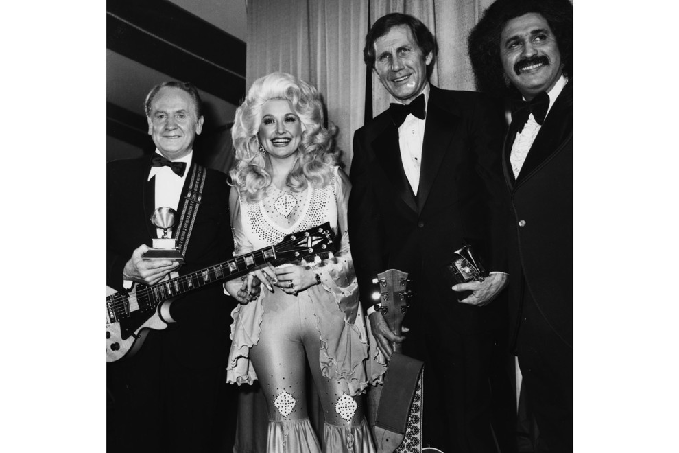 Лес Пол, Долли Партон, Чет Аткинс и Фредди Фендер во время 19-й ежегодной премии «Грэмми», 19 февраля 1977 года