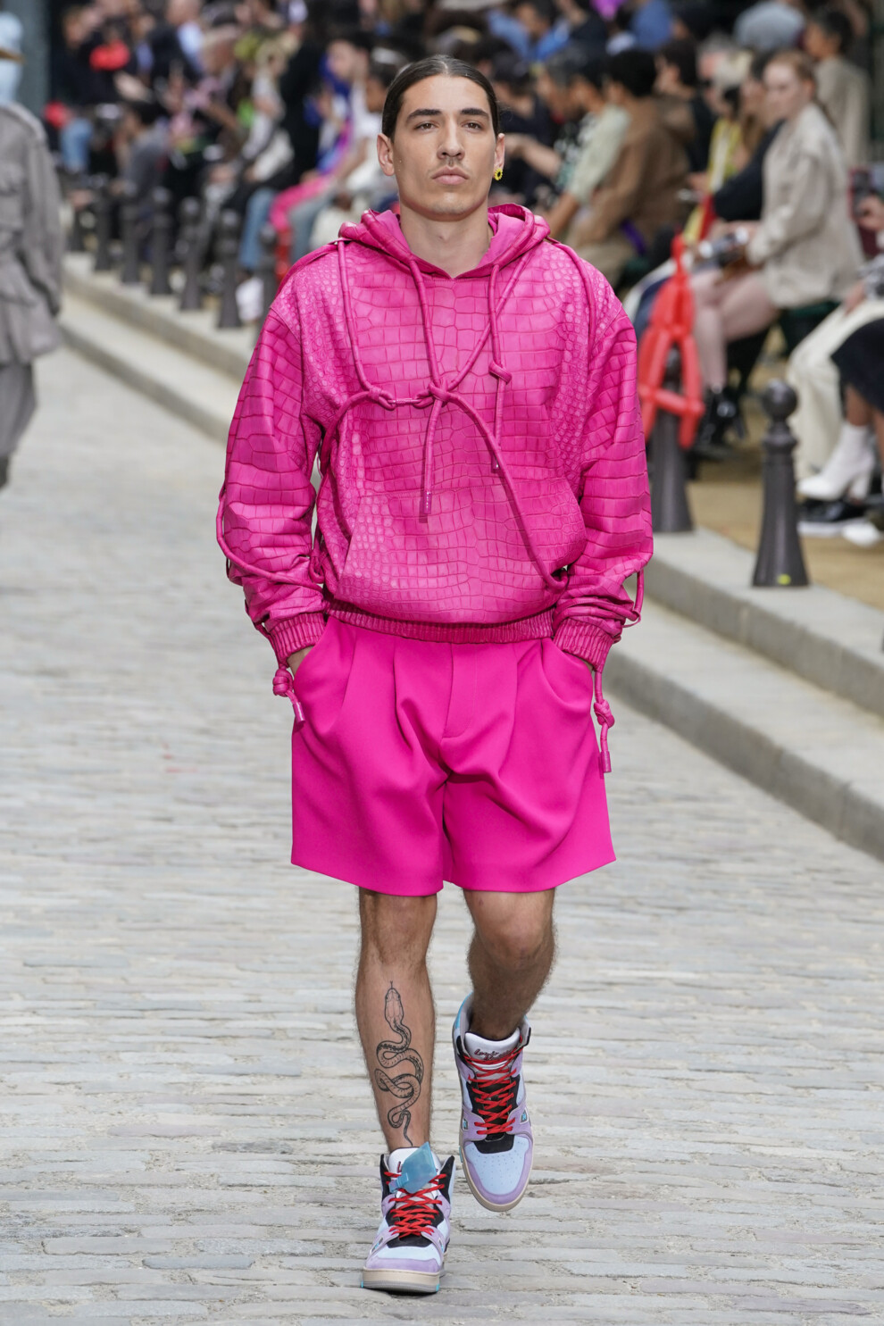 Эктор Бельерин на показе мужской одежды Louis Vuitton весна-лето 2020 в рамках Недели моды в Париже 